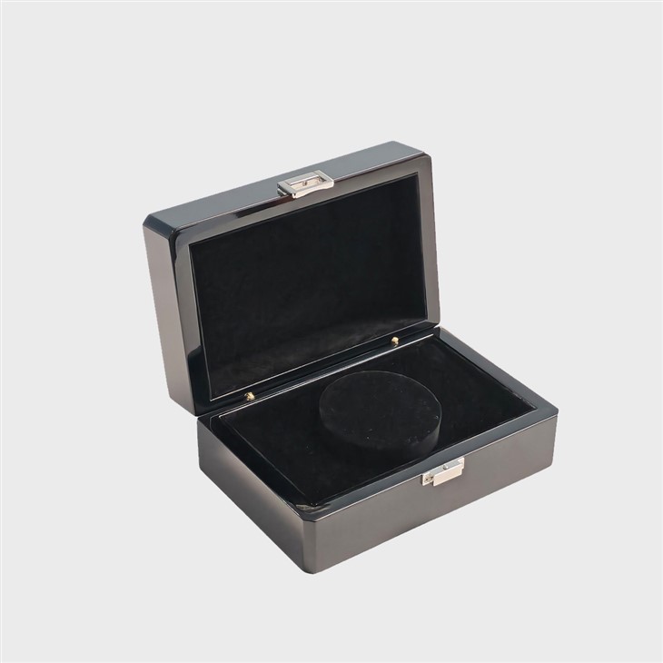 Klaveri musta lakiga ehtekarp